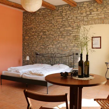 Casa Re - E Vino A Bed & Breakfast Montabone
